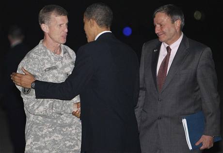 Americký prezident Barack Obama si třese rukou s generálem McChrystalem, velvyslanec Karl Eikenberry přihlíží (vpravo) Americký prezident Barack Obama si třese rukou s generálem McChrystalem, velvyslanec Karl Eikenberry přihlíží (vpravo)