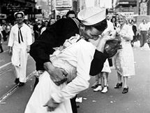 Americký námořník líbá zdravotní sestru na Times Square v New Yorku poté, co prezident Truman oznámil kapitulaci Japonska. (14. srpna 1945) Americký námořník líbá zdravotní sestru na Times Square v New Yorku poté, co prezident Truman oznámil kapitulaci Japonska. (14. srpna 1945)