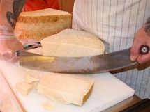"Pravý parmazán jen těžko ukrojíte rovně, protože se díky své struktuře jakoby loupe," vysvětluje Martin Postulka z prodejny Cheesy v pražských Vysočanech. "Pravý parmazán jen těžko ukrojíte rovně, protože se díky své struktuře jakoby loupe," vysvětluje Martin Postulka z prodejny Cheesy v pražských Vysočanech.