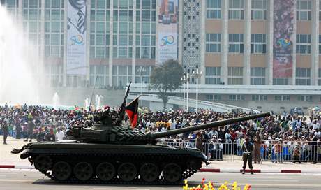 Kongo - 50. výročí nezávislosti. Tank T 71 před Palácem lidu, v němž sídlí sněmovna i senát. Kinshasa, 30. června 2010 Kongo - 50. výročí nezávislosti. Tank T 71 před Palácem lidu, v němž sídlí sněmovna i senát. Kinshasa, 30. června 2010