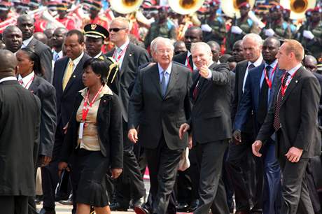 Kongo - 50. výročí nezávislosti. Belgická delegace - král Albert II. a premiér Yves Leterme. Kinshasa, 30. června 2010 Kongo - 50. výročí nezávislosti. Belgická delegace - král Albert II. a premiér Yves Leterme. Kinshasa, 30. června 2010