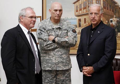 Joe Biden s generálem Ray Odirnem (uprostřed) a americkým velvyslancem Christopherem Hillem. (4. července 2010) Joe Biden s generálem Ray Odirnem (uprostřed) a americkým velvyslancem Christopherem Hillem. (4. července 2010)