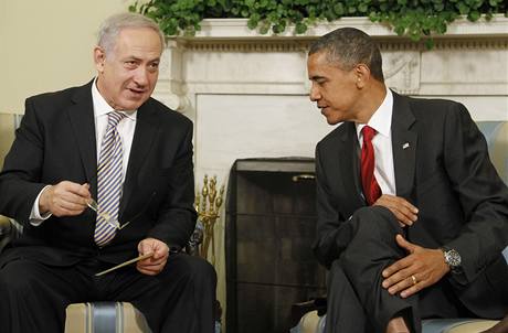 Americký prezident Barack Obama na schůzce s izraelským premiérem Benjaminem Netanjahuem. (6. července 2010) Americký prezident Barack Obama na schůzce s izraelským premiérem Benjaminem Netanjahuem. (6. července 2010)