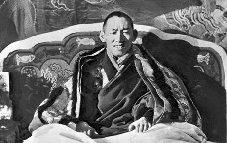 14. tibetský dalajláma Tändzin Gjamccho na fotografii ze 40. let minulého století. 14. tibetský dalajláma Tändzin Gjamccho na fotografii ze 40. let minulého století.