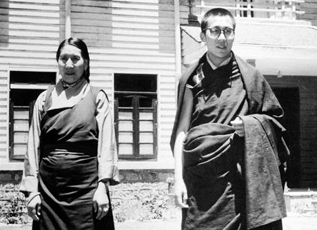 14. tibetský dalajláma Tändzin Gjamccho při setkání se svojí matkou. 14. tibetský dalajláma Tändzin Gjamccho při setkání se svojí matkou.