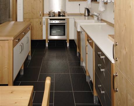 Kuchyňskou linku vyrobil truhlář na míru ze smrkového masivu a lakovaných MDF desek. Inspiroval se v IKEA Kuchyňskou linku vyrobil truhlář na míru ze smrkového masivu a lakovaných MDF desek. Inspiroval se v IKEA