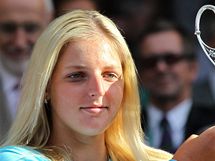 Kristýna Plíšková s trofejí pro vítězku dvouhry juniorek ve Wimbledonu Kristýna Plíšková s trofejí pro vítězku dvouhry juniorek ve Wimbledonu