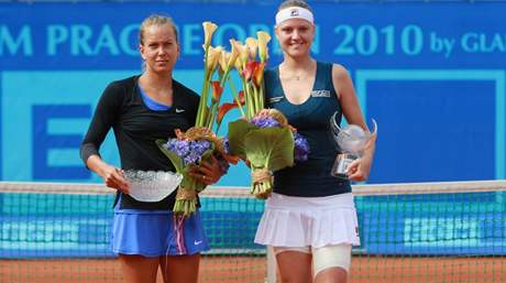 Poražená finalistka Barbora Záhlavová - Strýcová (vlevo) a vítězka Agnes Szavayová po finále ECM Prague Open 2010 Poražená finalistka Barbora Záhlavová - Strýcová (vlevo) a vítězka Agnes Szavayová po finále ECM Prague Open 2010