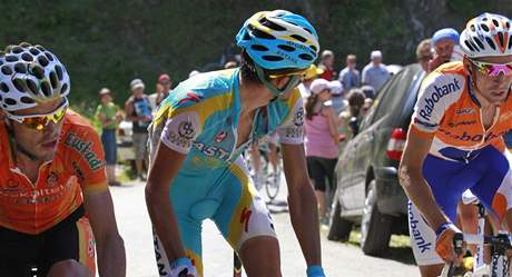 Nový lídr Tour de France Alberto Contador se ohlíží na Andyho Schlecka, který se pod zatáčkou snaží nasadit spadlý řetěz. Nový lídr Tour de France Alberto Contador se ohlíží na Andyho Schlecka, který se pod zatáčkou snaží nasadit spadlý řetěz.