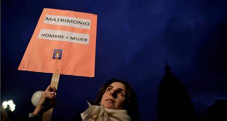 Lidé v argentinských ulicích masově protestovali proti sňatkům homosexuálních párů (13. července 2010) Lidé v argentinských ulicích masově protestovali proti sňatkům homosexuálních párů (13. července 2010)