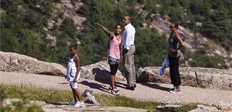 Barack Obama si s rodinou vyrazil na víkend do národního parku Acadia ve státě Maine (16. července 2010) Barack Obama si s rodinou vyrazil na víkend do národního parku Acadia ve státě Maine (16. července 2010)