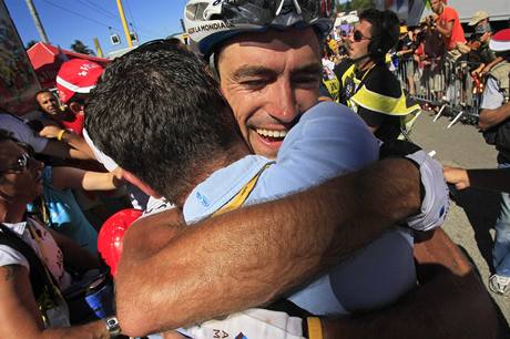 Francouzský cyklista Christophe Riblon se v cíli raduje z vítězství ve čtrnácté etapě Tour de France. Francouzský cyklista Christophe Riblon se v cíli raduje z vítězství ve čtrnácté etapě Tour de France.