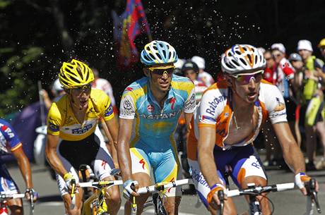 Fanoušci na trati čtrnácté etapy Tour de France polévají vodou tři favority závodu - Schlecka, Contadora a Menšova (zleva). Fanoušci na trati čtrnácté etapy Tour de France polévají vodou tři favority závodu - Schlecka, Contadora a Menšova (zleva).