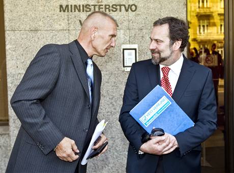 Nový ministr vnitra Radek John a náměstek bývalého ministra Peciny Jiří Komorous. (13. července 2010) Nový ministr vnitra Radek John a náměstek bývalého ministra Peciny Jiří Komorous. (13. července 2010)