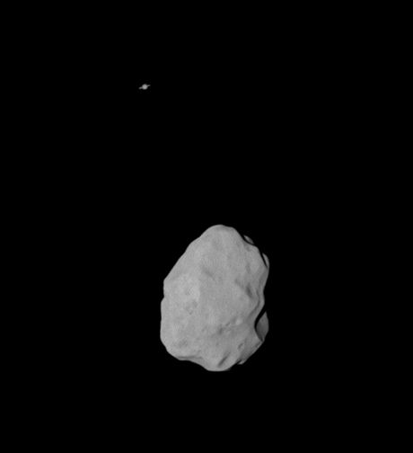 Fotografie pořízená sondou Rosetta - Lutetia a v pozadí Saturn Fotografie pořízená sondou Rosetta - Lutetia a v pozadí Saturn