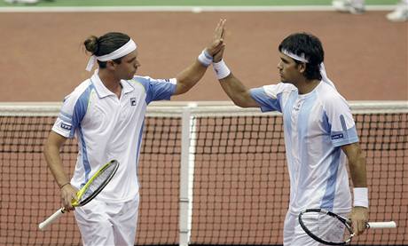 Argentinští tenisté Eduardo Schwank (vpravo) a Horacio Zeballos slaví vyhraný bod v deblovém souboji daviscupového utkání proti Rusům. Argentinští tenisté Eduardo Schwank (vpravo) a Horacio Zeballos slaví vyhraný bod v deblovém souboji daviscupového utkání proti Rusům.