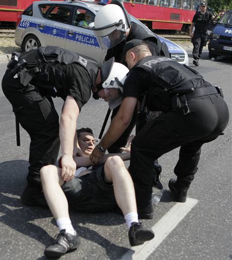 Proti pochodu homosexuálů protestovaly pravicové radikálové, policie několik z nich zatkla (17. července 2010) Proti pochodu homosexuálů protestovaly pravicové radikálové, policie několik z nich zatkla (17. července 2010)