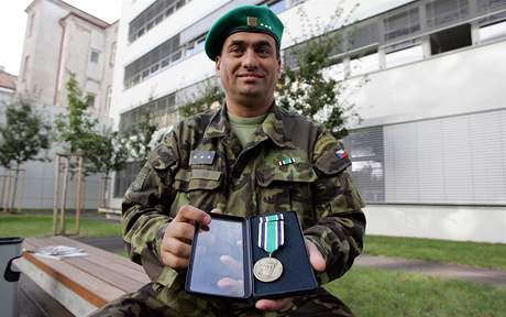 Kandidát do Senátu Štefan Kanaloš, člen aktivních vojenských záloh. Kandidát za Hnutí nezávislých, rok 2006. Kandidát do Senátu Štefan Kanaloš, člen aktivních vojenských záloh. Kandidát za Hnutí nezávislých, rok 2006.