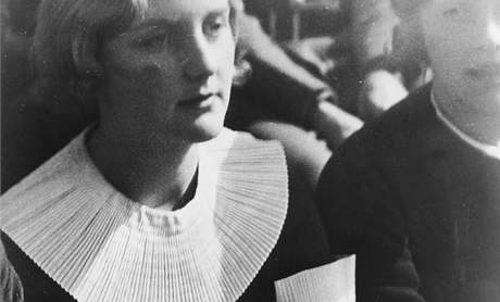 Meziválečná britská obdivovatelka Hitlera Unity Mitfordová, o níž psal historik Karlheinz Schädlich. Unity si prostřelila hlavu v parku, nicméně přežila. Udavač učinil totéž, ale nepřežil. Meziválečná britská obdivovatelka Hitlera Unity Mitfordová, o níž psal historik Karlheinz Schädlich. Unity si prostřelila hlavu v parku, nicméně přežila. Udavač učinil totéž, ale nepřežil.
