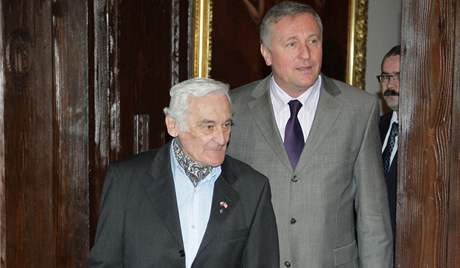 Kramářova vila. Premiér Mirek Topolánek a Milan Paumer. Ocenění, medaile za odboj, Praha, 4. března 2008 Kramářova vila. Premiér Mirek Topolánek a Milan Paumer. Ocenění, medaile za odboj, Praha, 4. března 2008