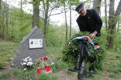 Suté Břehy, 6. května 2007 - pietní vzpomínka na české letce, kteří padli ve druhé světové válce. Člen třetího odboje Milan Paumer, položil věnec k jejich památníčku. Suté Břehy, 6. května 2007 - pietní vzpomínka na české letce, kteří padli ve druhé světové válce. Člen třetího odboje Milan Paumer, položil věnec k jejich památníčku.