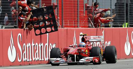VÍTĚZ. Fernando Alonso z Ferrari projel cílem ve Velké ceně Německa jako první. VÍTĚZ. Fernando Alonso z Ferrari projel cílem ve Velké ceně Německa jako první.