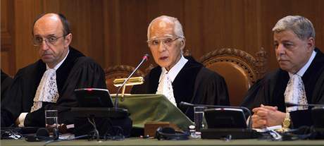 Předseda ICJ Hisaši Owada (uprostřed) a místopředsedové soudního dvora během čtení rozsudku o kosovské nezávislosti (22. července 2010) Předseda ICJ Hisaši Owada (uprostřed) a místopředsedové soudního dvora během čtení rozsudku o kosovské nezávislosti (22. července 2010)