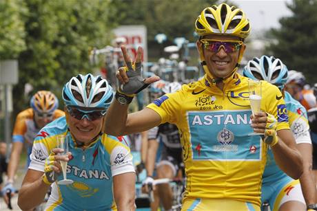 TŘETÍ TRIUMF. Jedu si pro třetí vítězství Tour de France, ukazuje Alberto Contador během poslední etapy letošního ročníku slavného závodu. TŘETÍ TRIUMF. Jedu si pro třetí vítězství Tour de France, ukazuje Alberto Contador během poslední etapy letošního ročníku slavného závodu.