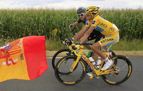 ZA ŠPANĚLSKO. Alberto Contador si jede pro triumf na Tour de France, doprovází ho při tom také španělská vlajka. ZA ŠPANĚLSKO. Alberto Contador si jede pro triumf na Tour de France, doprovází ho při tom také španělská vlajka.