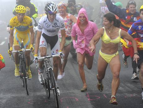 V cílovém stoupání na Tourmalet panovalo psí počasí. Přesto to některým fanynkám a fanouškům nezabránilo obléct se nalehko a povzbuzovat duo Andy Schleck (v bílém) a Alberto Contador V cílovém stoupání na Tourmalet panovalo psí počasí. Přesto to některým fanynkám a fanouškům nezabránilo obléct se nalehko a povzbuzovat duo Andy Schleck (v bílém) a Alberto Contador