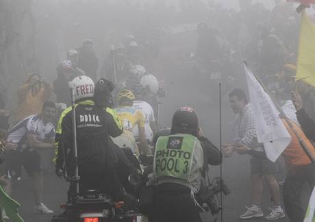 V cílovém stoupání na Tourmalet panovalo psí počasí. Andy Schleck (v bílém) a Alberto Contador stoupají do cíle V cílovém stoupání na Tourmalet panovalo psí počasí. Andy Schleck (v bílém) a Alberto Contador stoupají do cíle