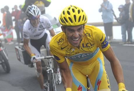 OJEDINĚLÝ MOMENT. Alberto Contador se pokusil nastoupit Andymu Schleckovi během stouání na Tourmalet OJEDINĚLÝ MOMENT. Alberto Contador se pokusil nastoupit Andymu Schleckovi během stouání na Tourmalet