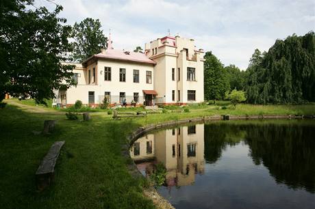 V roce 1886 továrník Seykora začal stavět neorenesanční vilu u Kostelce. Dokončil ji v letech 1904 až 1906 V roce 1886 továrník Seykora začal stavět neorenesanční vilu u Kostelce. Dokončil ji v letech 1904 až 1906