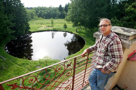 Zdeněk Sokol je vůdčí osobností komunity, která ve vile a jejím okolí plánuje vybudovat ekonomicky i energeticky soběstačné společenství Zdeněk Sokol je vůdčí osobností komunity, která ve vile a jejím okolí plánuje vybudovat ekonomicky i energeticky soběstačné společenství