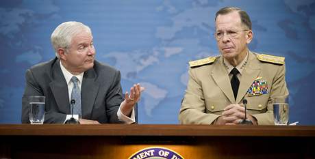 Americký ministr obrany Robert Gates (vlevo) a šéf amerického sboru náčelníků štábů admirál Mike Mullen. Americký ministr obrany Robert Gates (vlevo) a šéf amerického sboru náčelníků štábů admirál Mike Mullen.