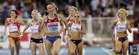 Ruska Maria Savinovová (v popředí) už tuší, že získá zlato v závodě na 800 m. Lenka Masná (vpravo) skončila šestá. Ruska Maria Savinovová (v popředí) už tuší, že získá zlato v závodě na 800 m. Lenka Masná (vpravo) skončila šestá.