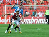 TĚSNÁ OBRANA. Jakub Hora ze Slavie (vpředu) a David Brunclík z Mladé Boleslavi.