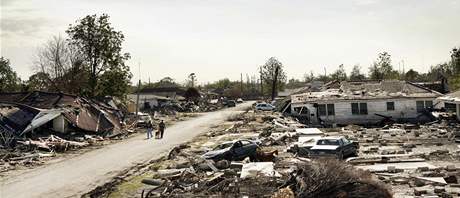Část New Orleans zvaná Lower Ninth Ward v prosinci 2005 poté, co radní povolili místním návrat domů po ničivých hurikánech Katrina a Rita. Část New Orleans zvaná Lower Ninth Ward v prosinci 2005 poté, co radní povolili místním návrat domů po ničivých hurikánech Katrina a Rita.