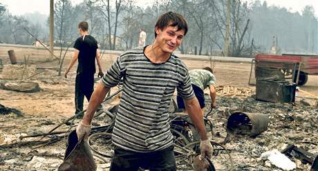 V obci Krjuša lidé odklízejí to, co zbylo z jejich domů. Premiér Putin jim slíbil, že jim vláda nechá postavit nové, modernější domy. Tak doufají. V obci Krjuša lidé odklízejí to, co zbylo z jejich domů. Premiér Putin jim slíbil, že jim vláda nechá postavit nové, modernější domy. Tak doufají.
