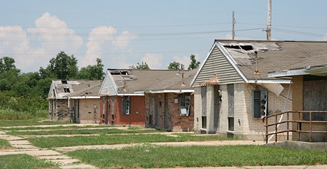 Díry ve střechách opuštěných domů v Lower Ninth Ward, kudy lidé utíkali před stoupající vodou Díry ve střechách opuštěných domů v Lower Ninth Ward, kudy lidé utíkali před stoupající vodou