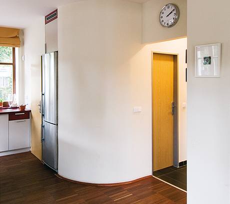Zaoblení místnosti s WC a sprchovým koutem vestavěné pod schody navozuje stavební zvyklosti 30. let a zároveň přispívá k pocitu provázanosti prostorů Zaoblení místnosti s WC a sprchovým koutem vestavěné pod schody navozuje stavební zvyklosti 30. let a zároveň přispívá k pocitu provázanosti prostorů