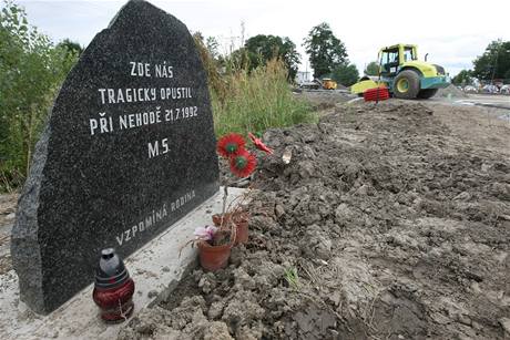Kruhový objezd má výrazně přispět k tomu, aby už v okolí křižovatky žádné další připomínky obětí nehod nepřibývaly. Kruhový objezd má výrazně přispět k tomu, aby už v okolí křižovatky žádné další připomínky obětí nehod nepřibývaly.