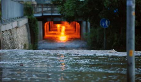 Rozvodněný Klíšský potok zalil Tovární ulici v Ústí nad Labem, která přímo sousedí s chemičkou Spolchemie. (12. srpna 2010) Rozvodněný Klíšský potok zalil Tovární ulici v Ústí nad Labem, která přímo sousedí s chemičkou Spolchemie. (12. srpna 2010)