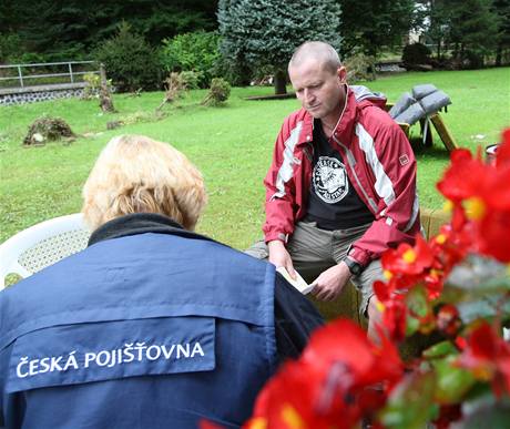 Terénní pracovnice České pojišťovny Alena Nevolová sepisuje škody z povodní s Tomášem Oktábcem ze Srbské Kamenice na Děčínsku. Terénní pracovnice České pojišťovny Alena Nevolová sepisuje škody z povodní s Tomášem Oktábcem ze Srbské Kamenice na Děčínsku.