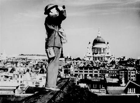 Britský voják vyhlíží německé bombardéry na střeše budovy v Londýně. V pozadí je vidět katedrála svatého Pavla. (září 1940) Britský voják vyhlíží německé bombardéry na střeše budovy v Londýně. V pozadí je vidět katedrála svatého Pavla. (září 1940)