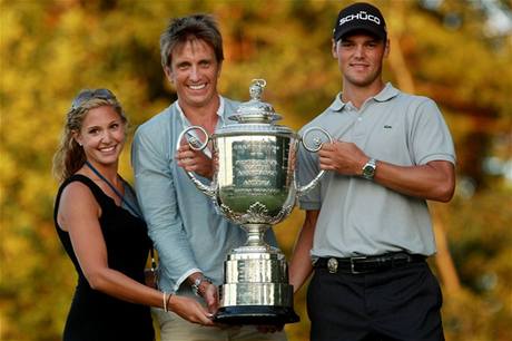 Alison Michelettiová (vlevo) a Martin Kaymer (vpravo) s Wanamaker Trophy, pohárem pro vítěze PGA Championship. Alison Michelettiová (vlevo) a Martin Kaymer (vpravo) s Wanamaker Trophy, pohárem pro vítěze PGA Championship.