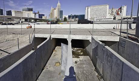 V protipovodňových tunelech pod Las Vegas žijí stovky bezdomovců. Denně je ohrožují jedovatí pavouci, infekce, vlhko a nedostatek světla a vzduchu V protipovodňových tunelech pod Las Vegas žijí stovky bezdomovců. Denně je ohrožují jedovatí pavouci, infekce, vlhko a nedostatek světla a vzduchu