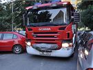 Při projíždění mezi špatně parkujícími auty jde někdy o centimetry. Hasiči tak musí ztrácet čas pomalým průjezdem aby některé z aut nepoškodili. Při projíždění mezi špatně parkujícími auty jde někdy o centimetry. Hasiči tak musí ztrácet čas pomalým průjezdem aby některé z aut nepoškodili.