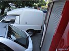 Při projíždění mezi špatně parkujícími auty jde někdy o centimetry. Hasiči tak musí ztrácet čas pomalým průjezdem aby některé z aut nepoškodili. Při projíždění mezi špatně parkujícími auty jde někdy o centimetry. Hasiči tak musí ztrácet čas pomalým průjezdem aby některé z aut nepoškodili.