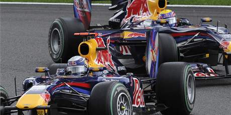 RED BULLY. Sebastian Vettel před stájovým kolegou Markem Webberem při Velké ceně Belgie. RED BULLY. Sebastian Vettel před stájovým kolegou Markem Webberem při Velké ceně Belgie.